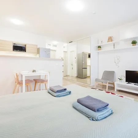 The Chic Crib With Balcony Budapeşte