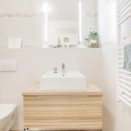 The Chic Crib With Balcony דירה *