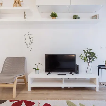 דירה The Chic Crib With Balcony *