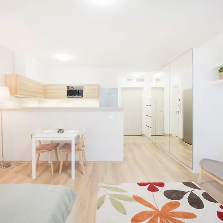The Chic Crib With Balcony דירה *