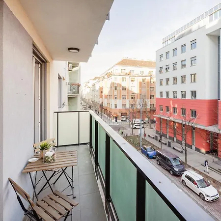 דירה The Chic Crib With Balcony *