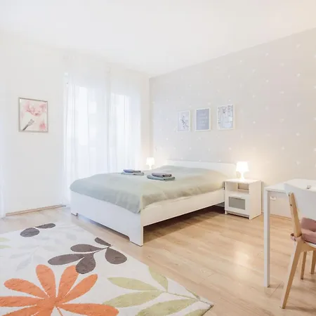 דירה The Chic Crib With Balcony *