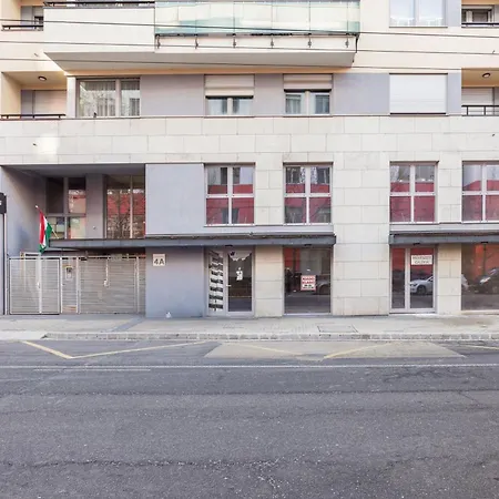 The Chic Crib With Balcony דירה *