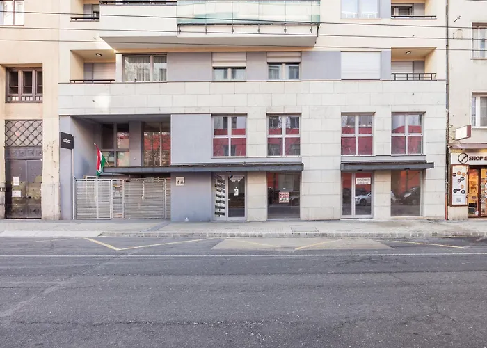 The Chic Crib With Balcony Apartament *