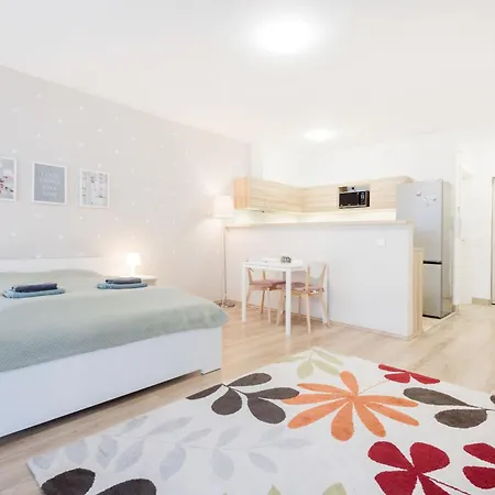 The Chic Crib With Balcony