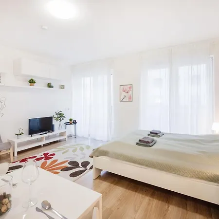 The Chic Crib With Balcony